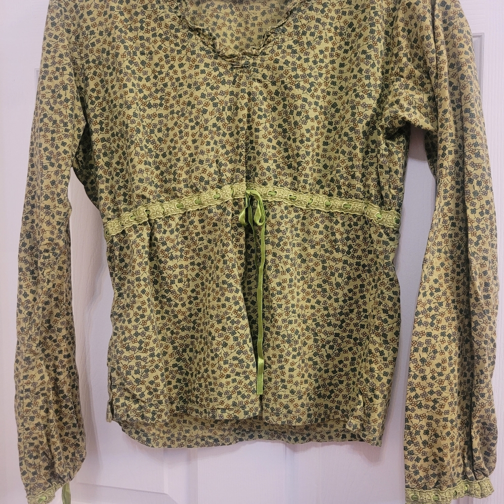 EUC Limelight Medium longsleeve Blouse Small flowers on olive green background